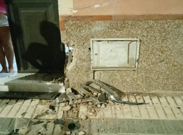 Un coche impactó la pasada madrugada contra una vivienda de la calle Sevilla
