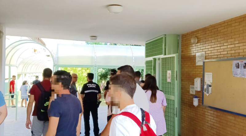 Carmona pone en marcha el ‘agente tutor’ para reforzar la seguridad de los escolares