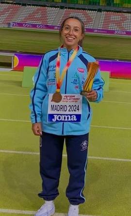 Noelia Vázquez tercera con su equipo en la competición nacional el pasado domingo en Madrid