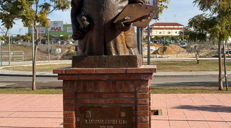 Antonio Gavira está presente en su plaza en El Prior esculpido por su sobrina Constanza