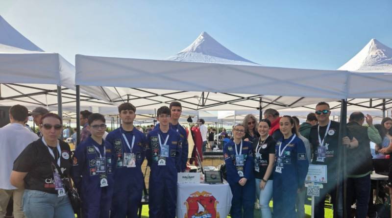 Alumnos de Dalías lanzan con éxito su microsatélite desde el Aeródromo Los Alcores