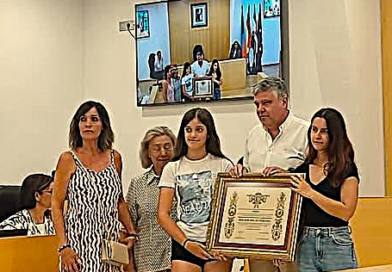 Familia y amigos de José Millán Naranjo recogen su Diploma de Honor a título póstumo