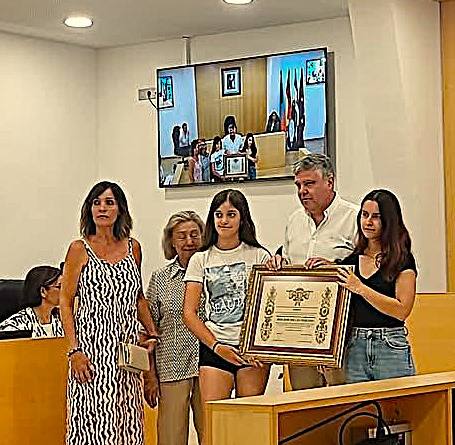 Familia y amigos de José Millán Naranjo recogen su Diploma de Honor a título póstumo