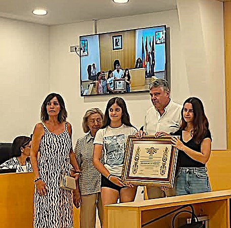 familia-y-amigos-de-jos-mill-n-naranjo-recogen-su-diploma-de-honor-a