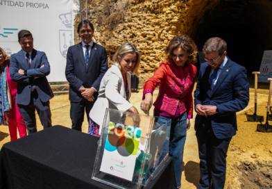 La alcaldesa y la vicepresidenta primera del Gobierno colocan la primera piedra de la Vía Ciclista Guadaíra