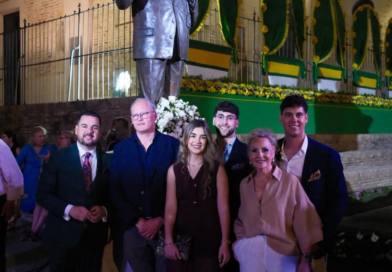 Gines inauguró anoche una escultura a ‘El Mani’, obra del mairenero Ventura Gómez