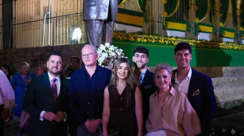 Gines inauguró anoche una escultura a ‘El Mani’, obra del mairenero Ventura Gómez