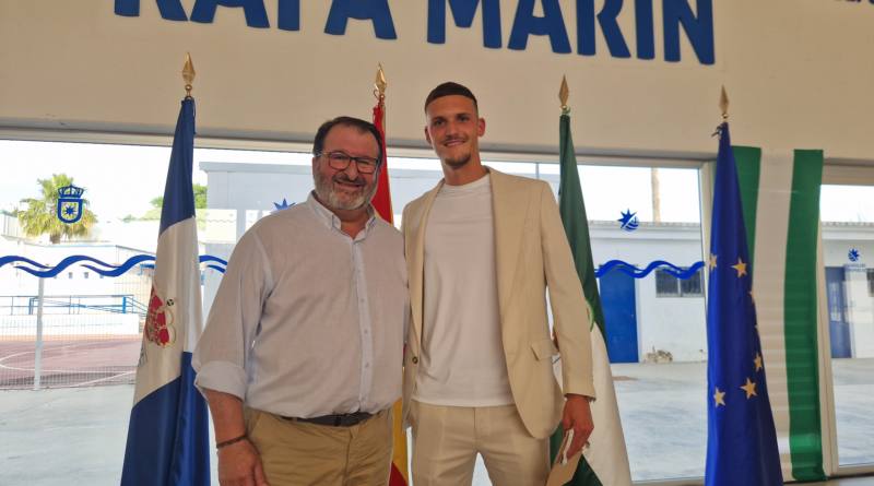 Carmona renombra el pabellón de Guadajoz para dedicarlo al futbolista del Nápoles Rafa Marín