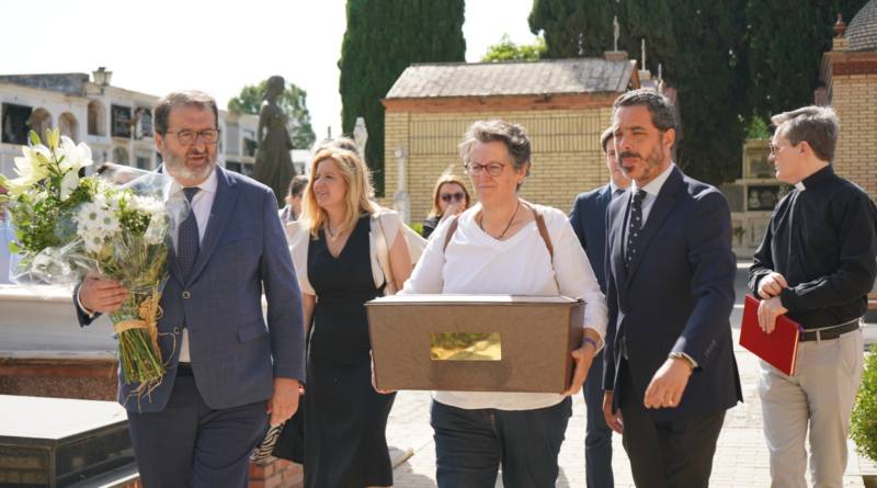 Los restos mortales de la científica Isabel Ovín se trasladan al panteón de carmonenses ilustres