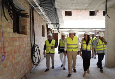 La consejera de Fomento de la Junta visita las obras de las 34 VPO en construcción en Mairena del Alcor