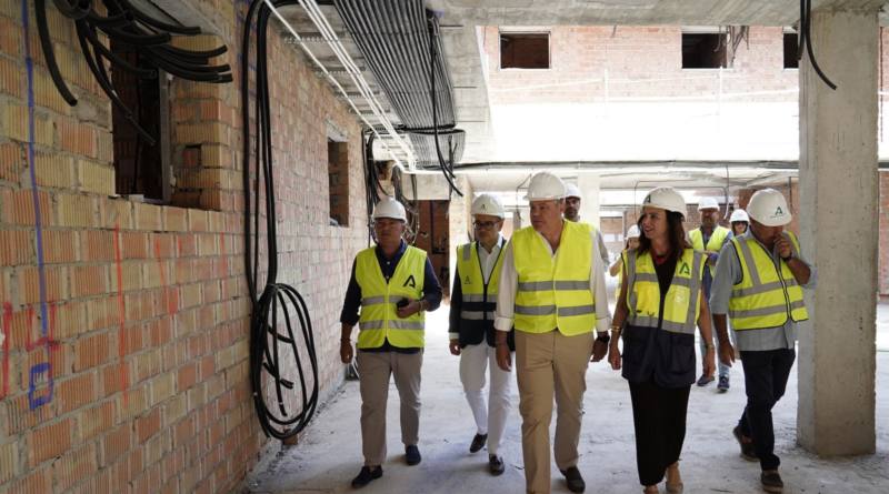 La consejera de Fomento de la Junta visita las obras de las 34 VPO en construcción en Mairena del Alcor