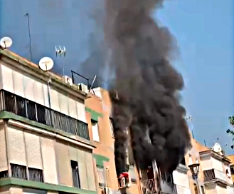 Fallece una mujer tras arrojarse al vacío durante el incendio de su piso en Alcalá de Guadaíra