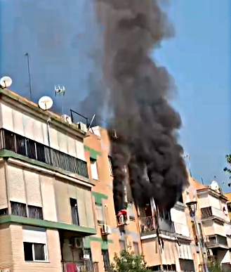 Fallece una mujer tras arrojarse al vacío durante el incendio de su piso en Alcalá de Guadaíra