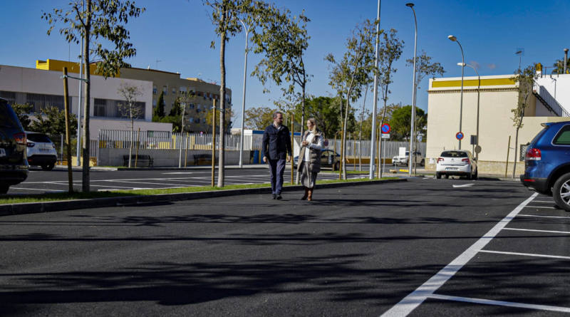 Alcalá de Guadaíra abre su nueva zona verde y aparcamiento público en Puerta de Alcalá