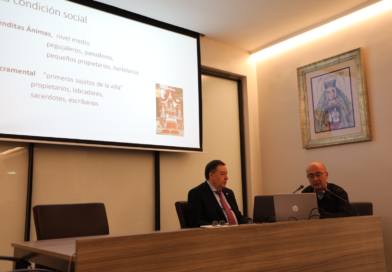 El profesor José Manuel Navarro disertó sobre la proyección social de las cofradías en el Consejo de Hermandades Hispalense