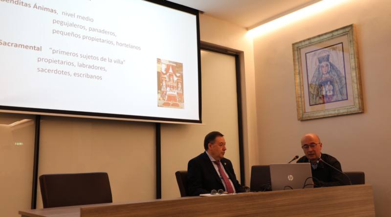 El profesor José Manuel Navarro disertó sobre la proyección social de las cofradías en el Consejo de Hermandades Hispalense