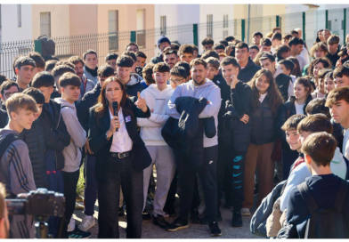 Loles López participa en un acto con el alumnado del IES Los Alcores con motivo del 25N