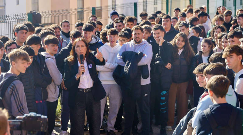 Loles López participa en un acto con el alumnado del IES Los Alcores con motivo del 25N