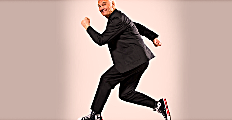 Carles Sans de ‘Tricicle’ trae a Mairena del Alcor su hilarante montaje ‘¡Por fin me voy!’