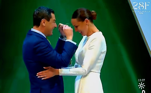 La mairenera Eva González recibió la Medalla de Oro de Andalucía en el Día de la Comunidad