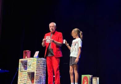 El espectáculo ‘El Mago Luigi Ludus, el Mago de los Libros’, adelantó ayer el Día del Libro en Alcalá de Guadaíra