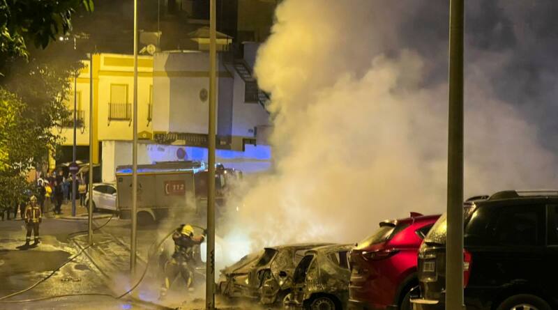 La Policía investiga un incendio en serie de vehículos en el Campo de las Beatas de Alcalá de Guadaíra
