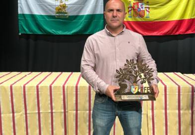 Premio de colombicultura en Arahal para el mairenero Antonio Manuel Blanco Navarro