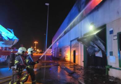 Un incendio calcina una nave y amenazó con dañar otras en el polígono Espaldillas de Alcalá de Guadaíra