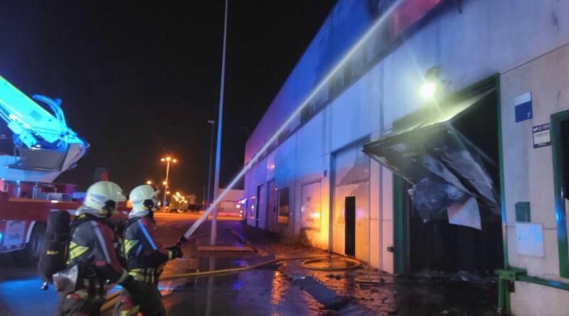 Un incendio calcina una nave y amenazó con dañar otras en el polígono Espaldillas de Alcalá de Guadaíra