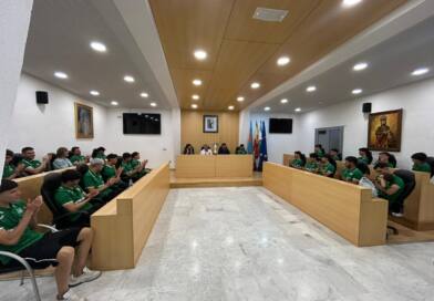 El Ayuntamiento mairenero hizo su recepción oficial a La Barrera tras su ascenso a Primera Andaluza