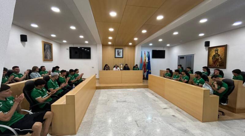 El Ayuntamiento mairenero hizo su recepción oficial a La Barrera tras su ascenso a Primera Andaluza