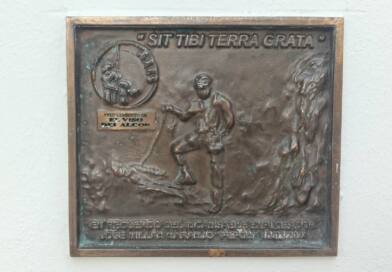 Una placa  honra la memoria de Josemari Millán Naranjo en la visueña Fuente del Sol
