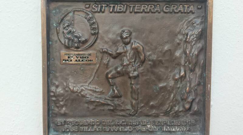 Una placa  honra la memoria de Josemari Millán Naranjo en la visueña Fuente del Sol